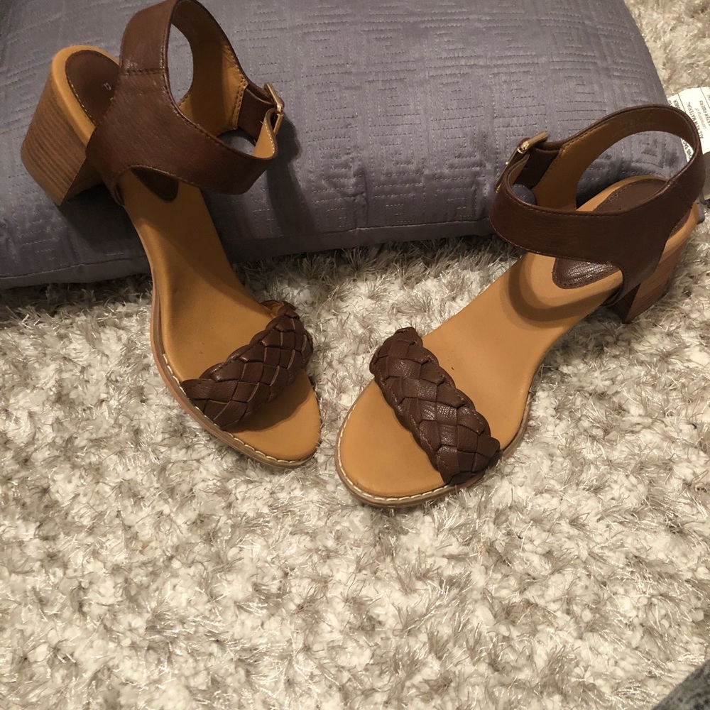 Small heel sandals